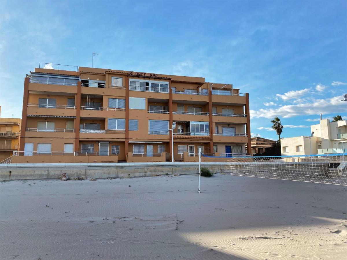 Beachfront Apartment With A Terrace Mareny Barraquetas Exterior photo